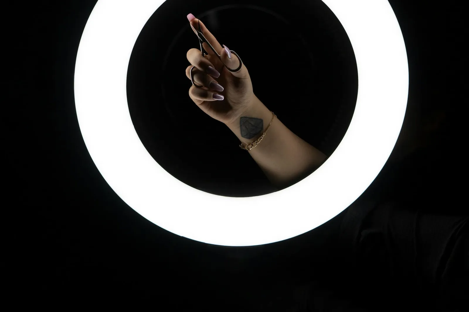 Hand vor einem leuchtenden Ringlicht