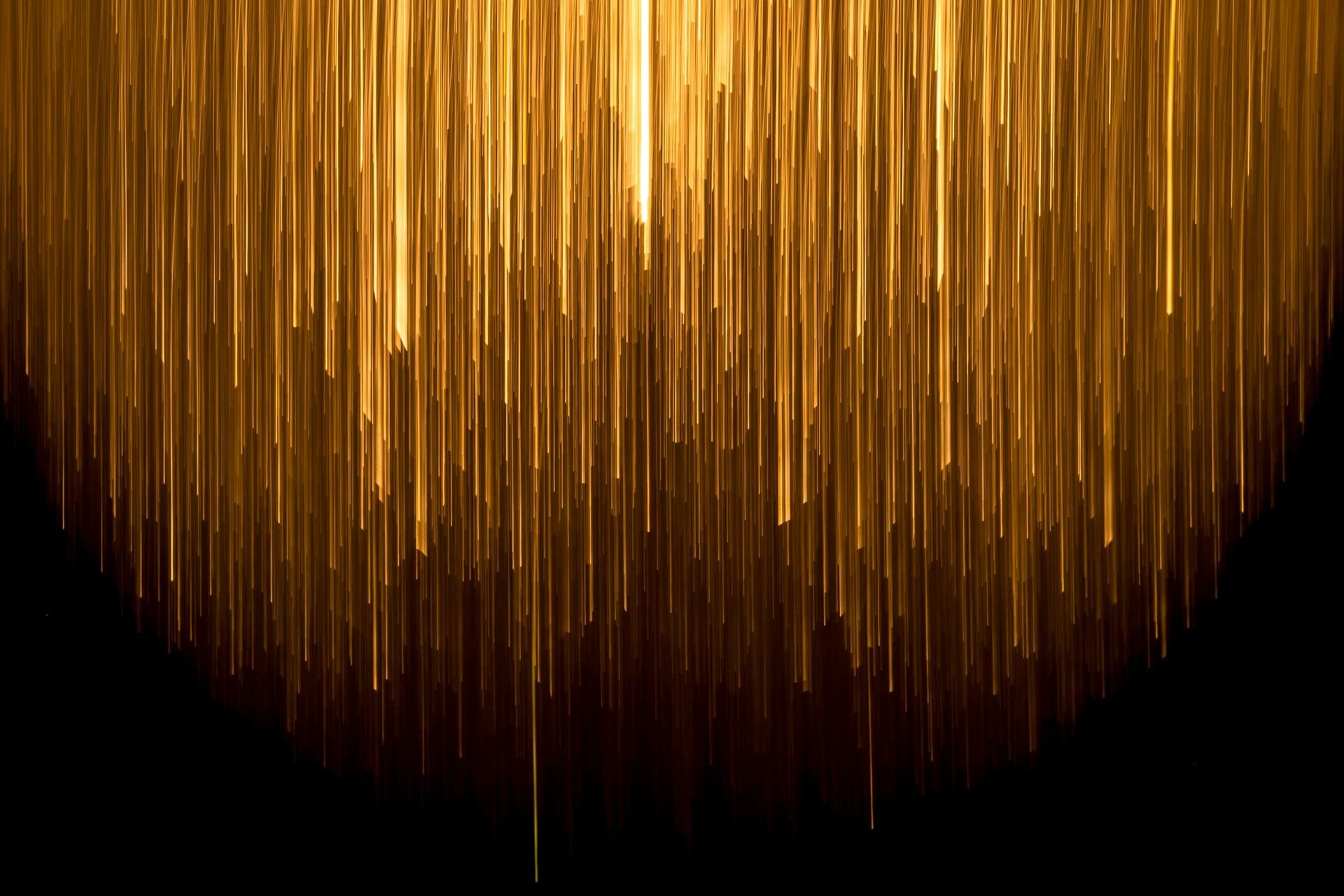 Goldene Lichtfäden auf schwarzem Grund