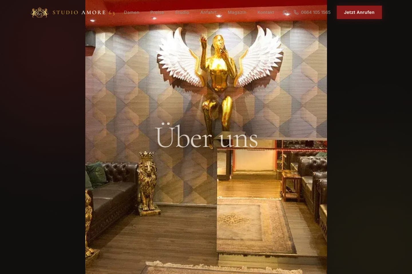 Über-uns-Seite von Studio Amore 63 mit der Lounge des Studios und einer goldenen Flügelskulptur