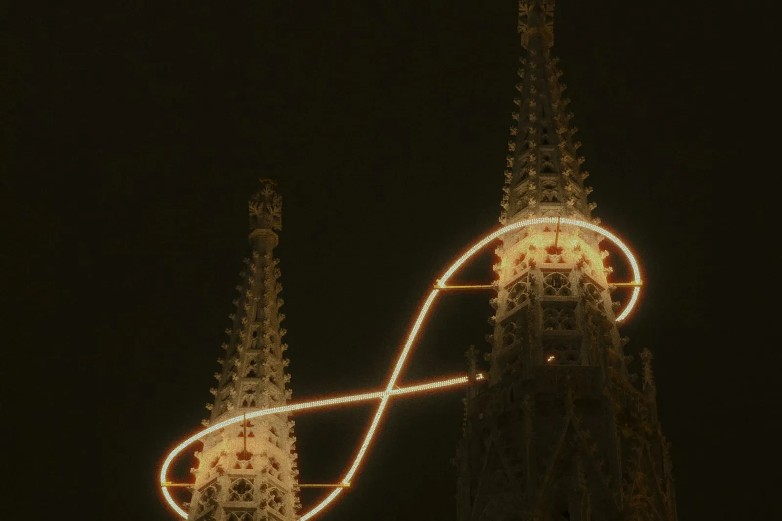 Türme des Wiener Stephansdoms mit Lichtspur bei Nacht