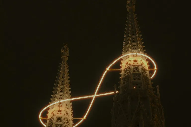 Türme des Wiener Stephansdoms mit Lichtspur bei Nacht