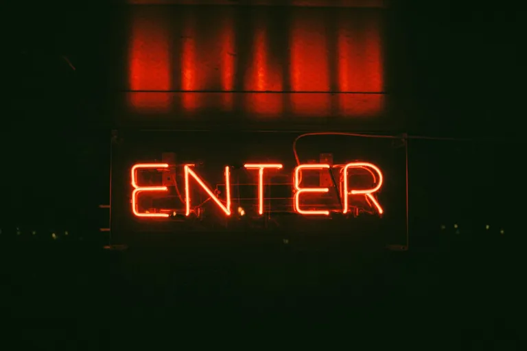 Rotes Neonschild mit dem Wort Enter