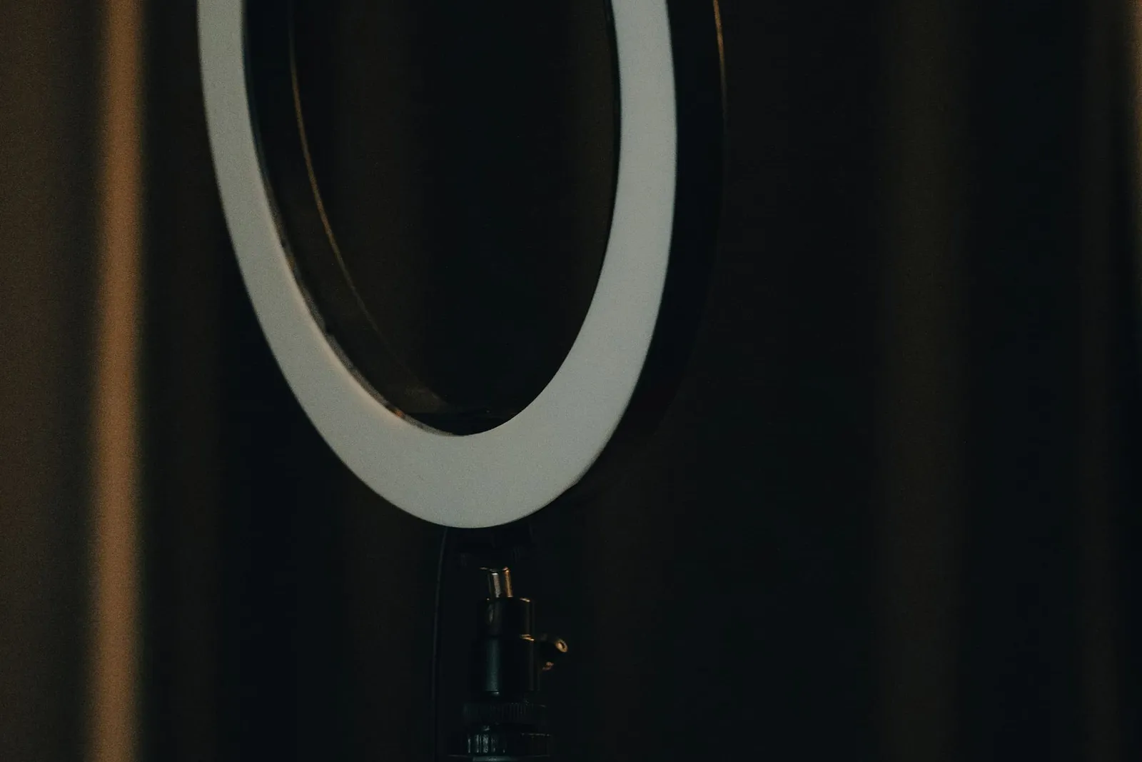 Ringlicht in einem dunklen Raum