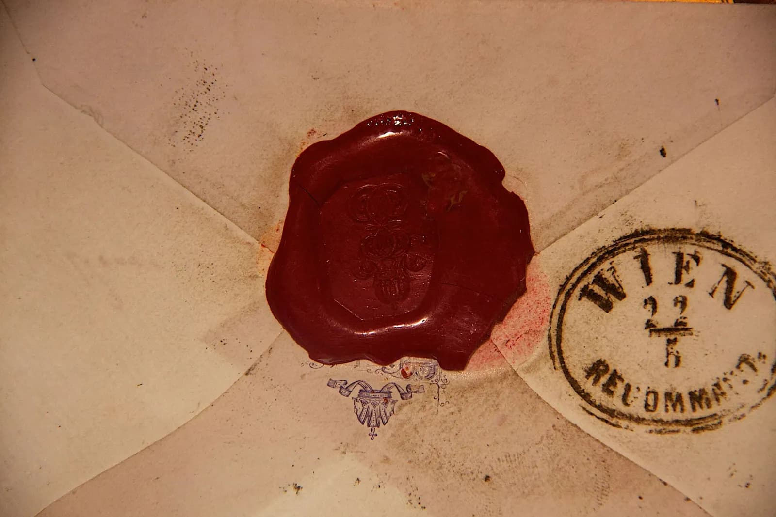 Brief mit rotem Wachssiegel und Wiener Poststempel