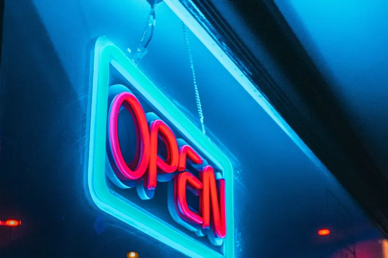 Leuchtendes Open-Schild in Rot und Blau