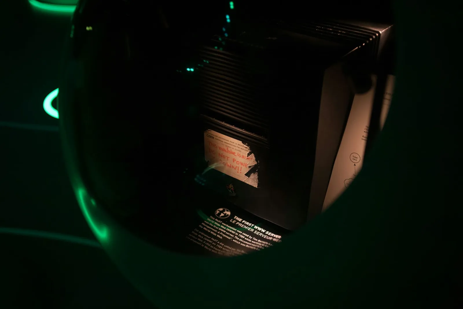 Server-Hardware in grünem Licht