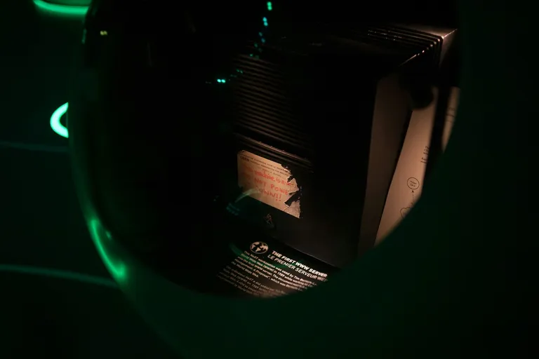 Server-Hardware in grünem Licht