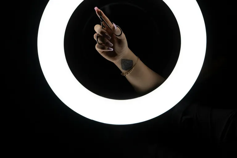 Hand vor einem leuchtenden Ringlicht