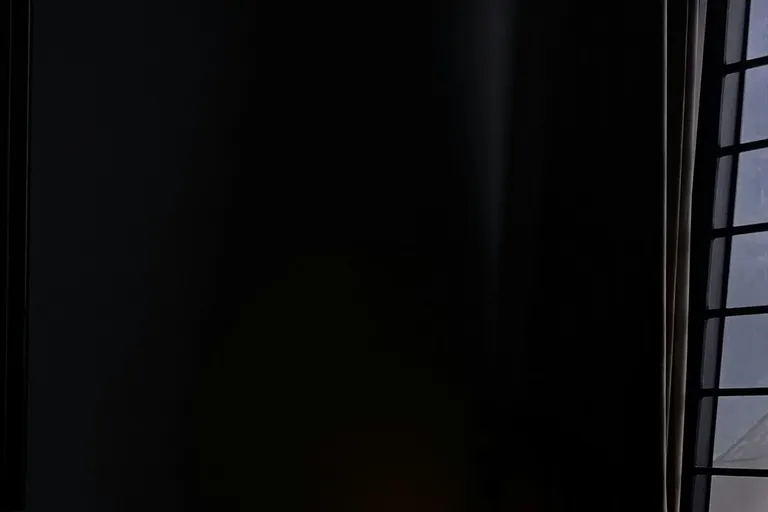 Laptop und Schreibtischlampe in einem dunklen Zimmer
