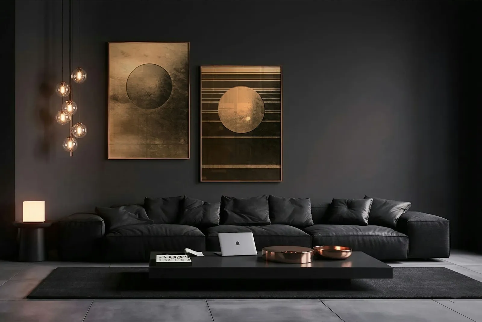 Dunkle Lounge mit Sofa, Laptop und goldenen Bildern an der Wand