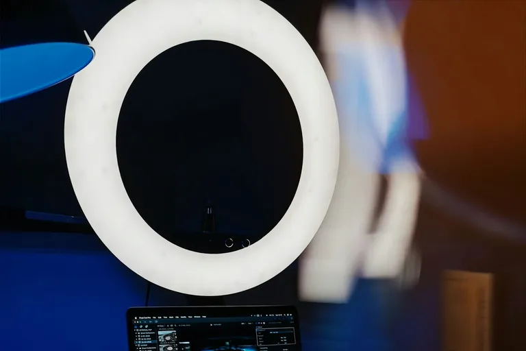 Laptop unter einem Ringlicht in blauem Licht